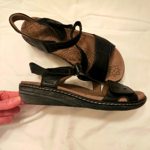 Taos Women's size 11 Zenith Black Leather Adjustable Z-Strap Walking Sandal - Picture 6 of 6